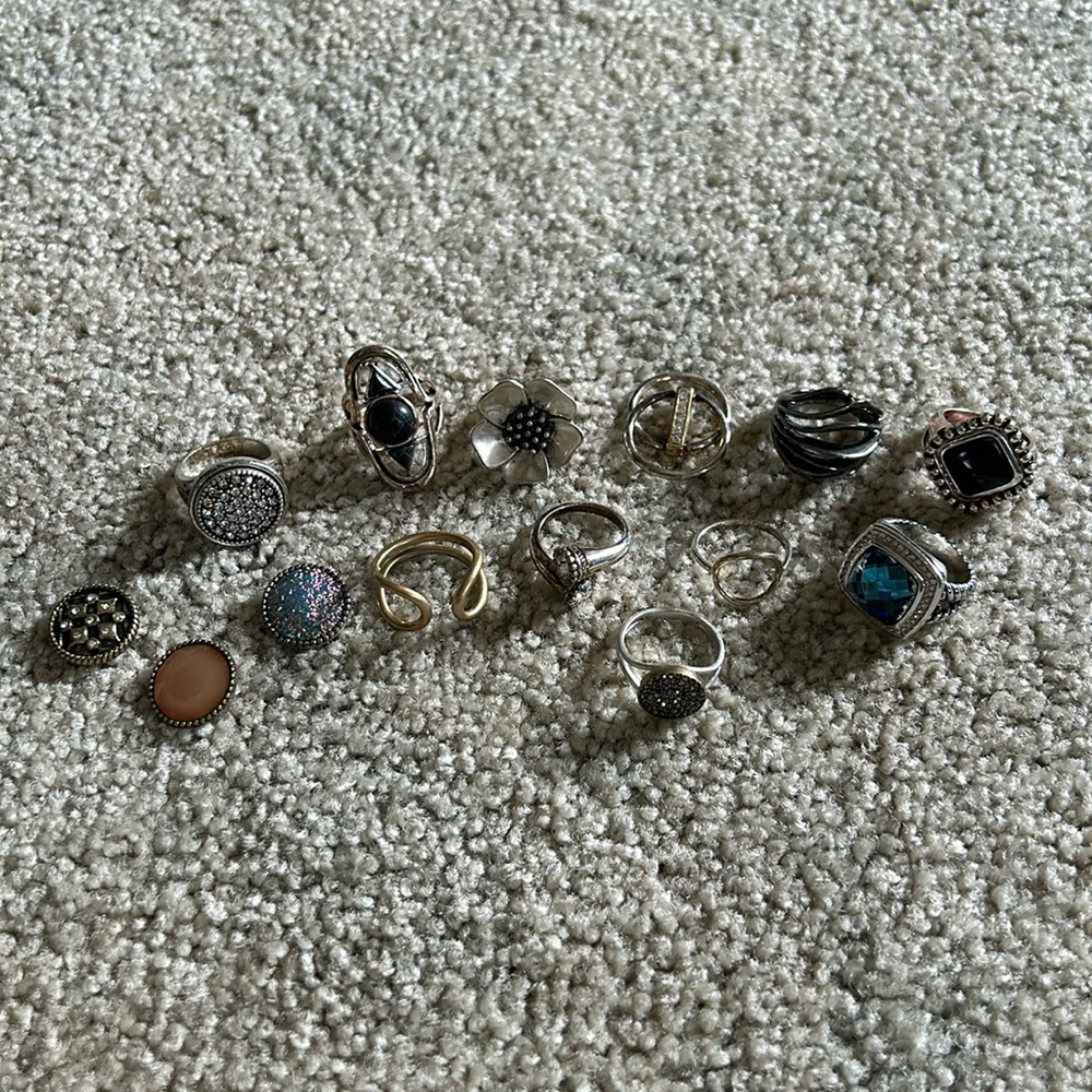 Large lot of Premier Designs rings-sizes are approximately 8-11
